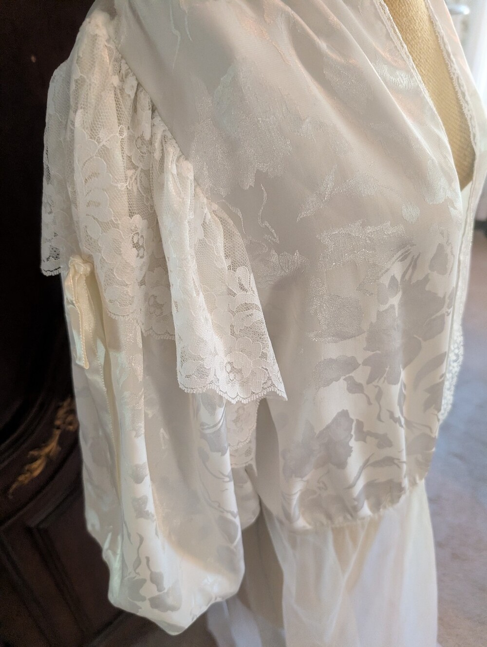 Val Mode Vintage Lingerie Robe - Picture 2 of 7